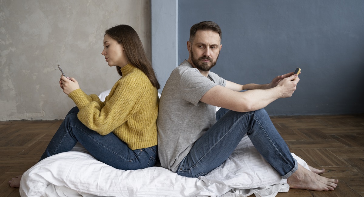 primeras señales de infidelidad por whatsapp